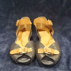 Gentle Souls By Kenneth Cole Navy and Tan Bessie Leather Buckle Flats